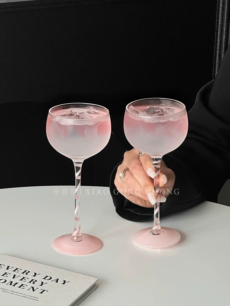 Ly cocktail màu hồng nữ tính, ly cocktail cao đặc biệt sáng tạo, ly cocktail cá nhân hóa, ly rượu ngọt, ly nước uống lạnh