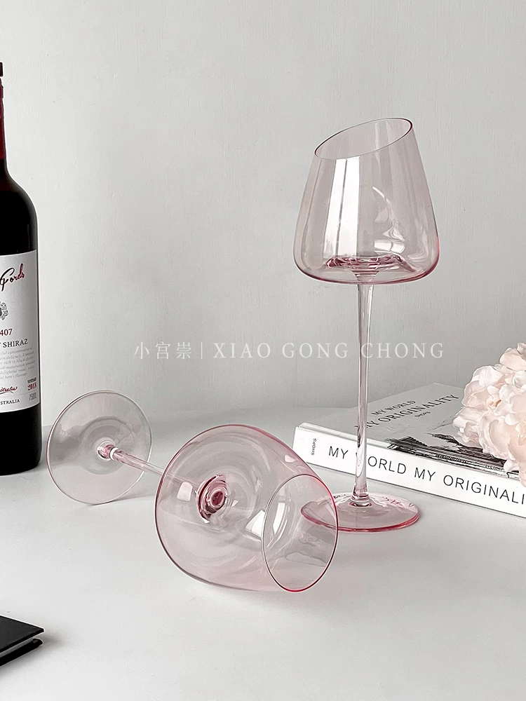 Ly rượu vang hồng cao cấp phong cách sang trọng nhẹ nhàng, ly cao đẹp mắt trên Instagram, ly rượu pha lê nghiêng thẩm mỹ, ly rượu sâm banh.