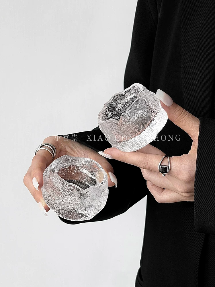 Ly rượu sake phong cách wabi-sabi Nhật Bản, ly thủy tinh nhỏ cổ điển, ly chủ nhân nhìn ra núi, ly trà kung fu