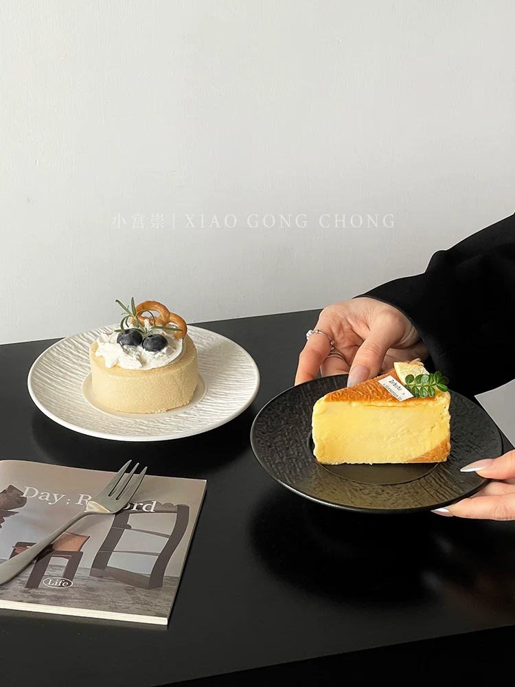 Đĩa tráng miệng kiểu Nhật cổ điển, họa tiết đá, đồ gốm sứ cao cấp, phong cách ins, sang trọng, tinh tế, dùng để đựng bánh ngọt chiều.