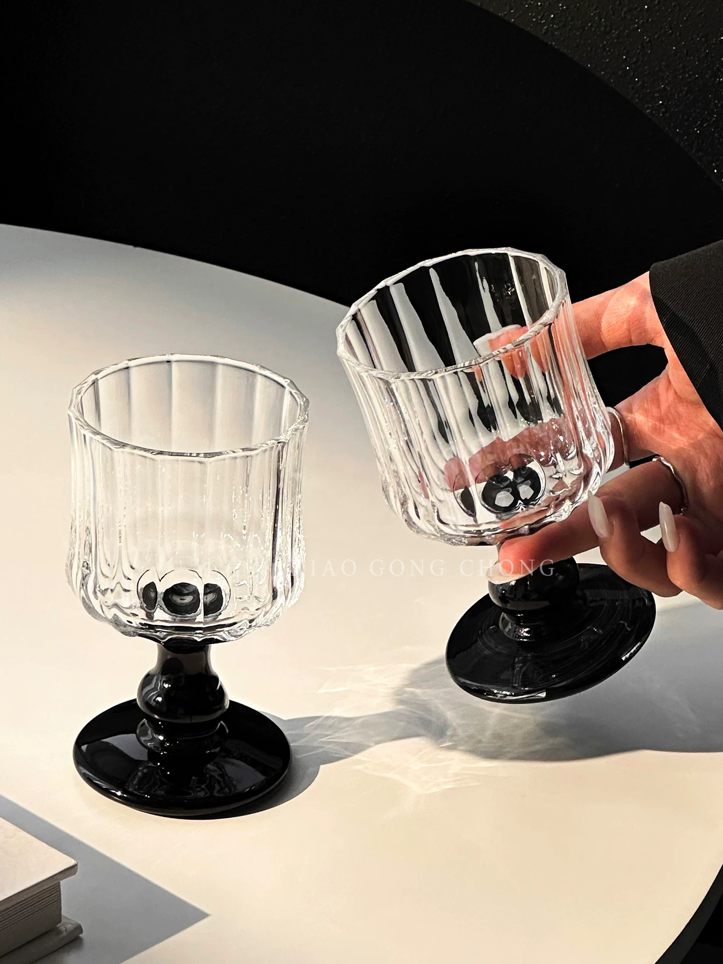 Ly thủy tinh kiểu cổ điển với vẻ ngoài độc đáo, ly cao, ly rượu sâm banh, ly rượu trái cây hơi say, ly uống rượu phong cách Instagram.