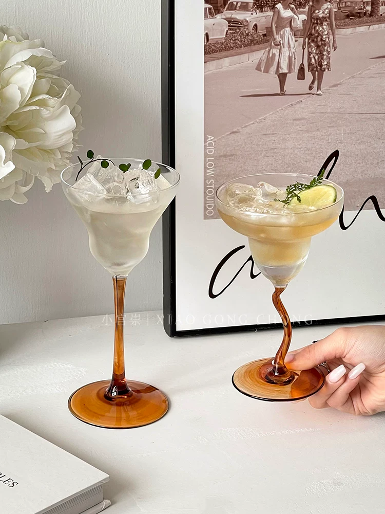 Ly cocktail màu cà phê độc đáo, ly margarita cong hơi say rượu xinh xắn như trên Instagram, ly uống đồ uống đặc biệt sáng tạo, ly cao, ly rượu sâm banh.