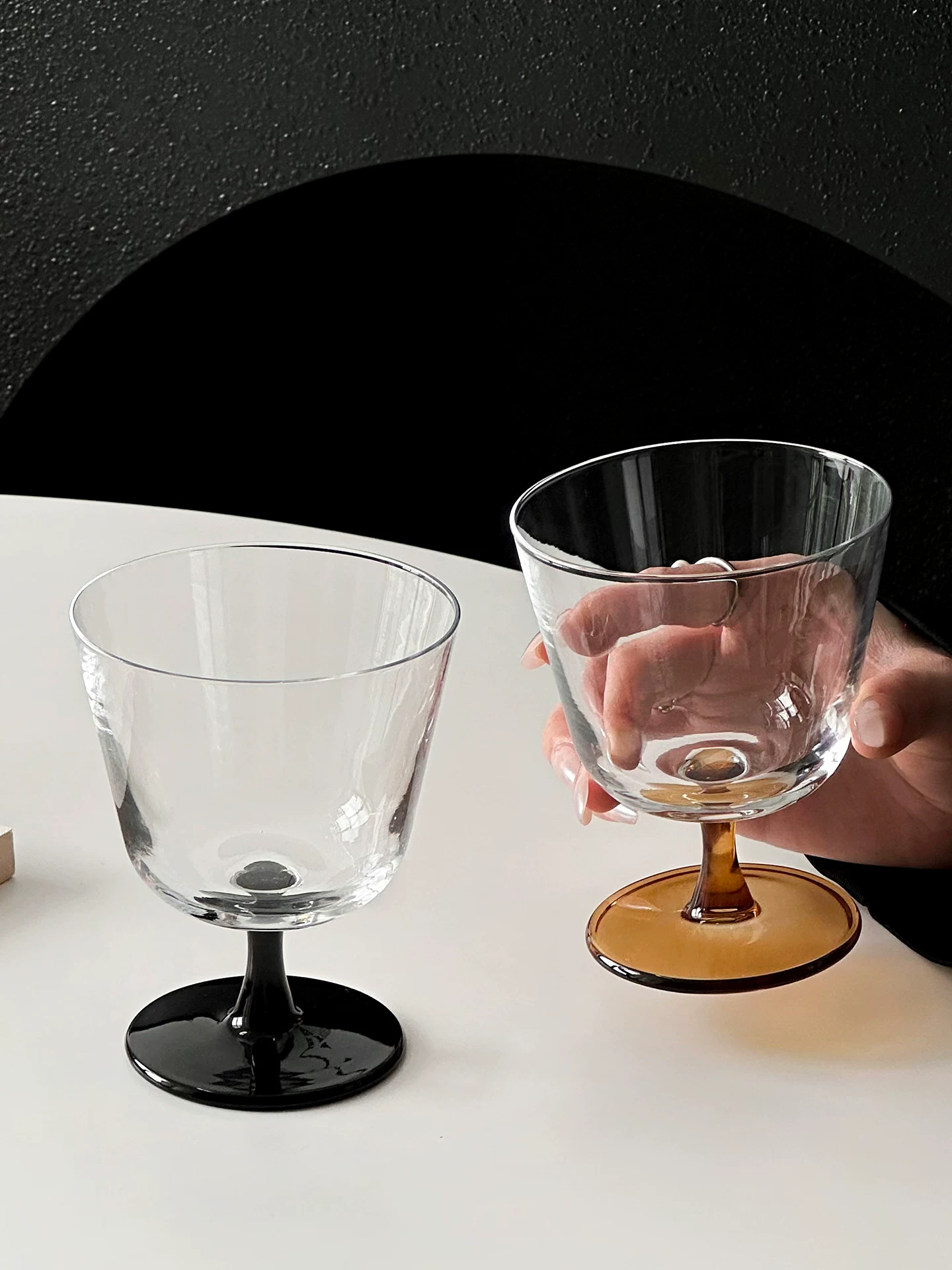Ly rượu miệng rộng theo phong cách cổ điển, thiết kế tinh tế, độc đáo, ly cocktail tạo không khí, ly hơi nghiêng, ly uống rượu, cốc thủy tinh.