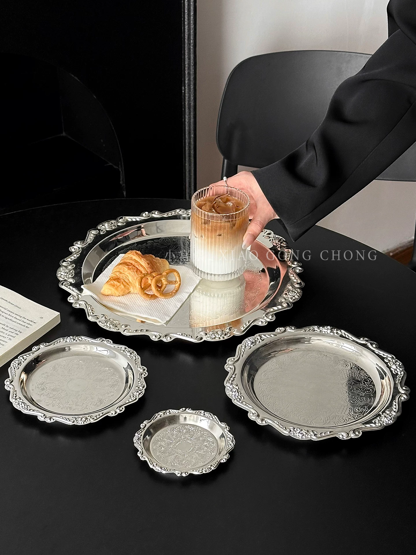 Đĩa tráng miệng kiểu cung điện cổ điển phong cách Ins, khay kim loại chạm khắc cao cấp, đĩa bánh ngọt, đế lót ly, đĩa trà chiều