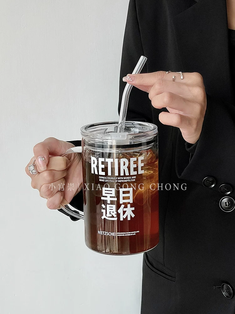 Ly thủy tinh có vạch chia dung tích lớn 1000ml, chủ đề nghỉ hưu sớm, kèm nắp và quai cầm, dùng để uống nước văn phòng.
