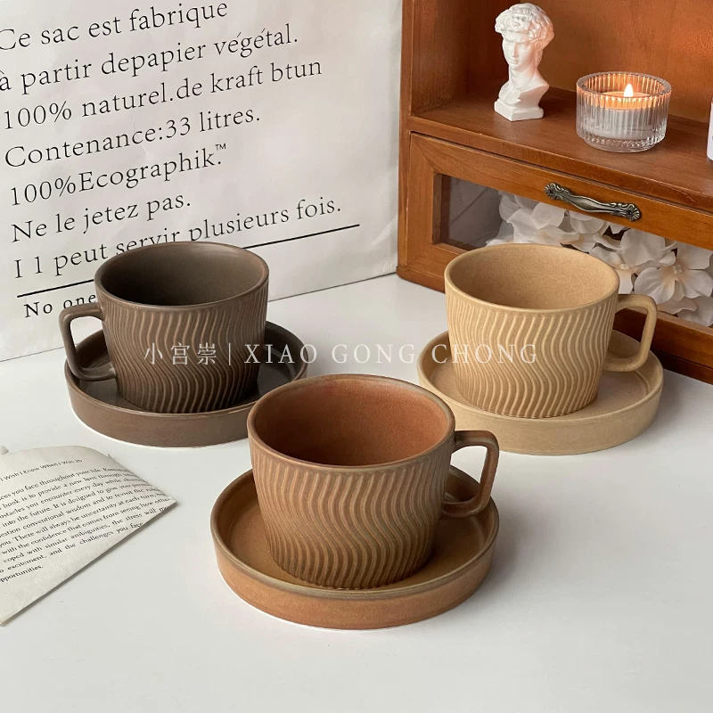 Bộ tách trà và đĩa sứ họa tiết retro Nhật Bản, thiết kế độc đáo, phong cách rustic, dùng để pha cà phê latte nghệ thuật, uống trà chiều.