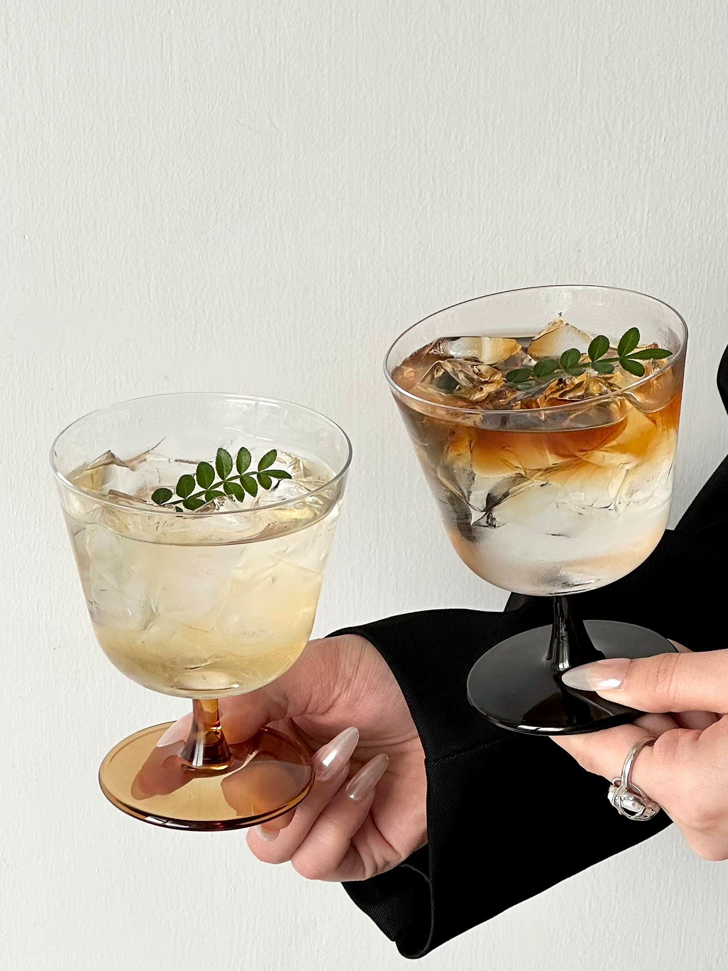Ly rượu miệng rộng theo phong cách cổ điển, thiết kế tinh tế, độc đáo, ly cocktail tạo không khí, ly hơi nghiêng, ly uống rượu, cốc thủy tinh.
