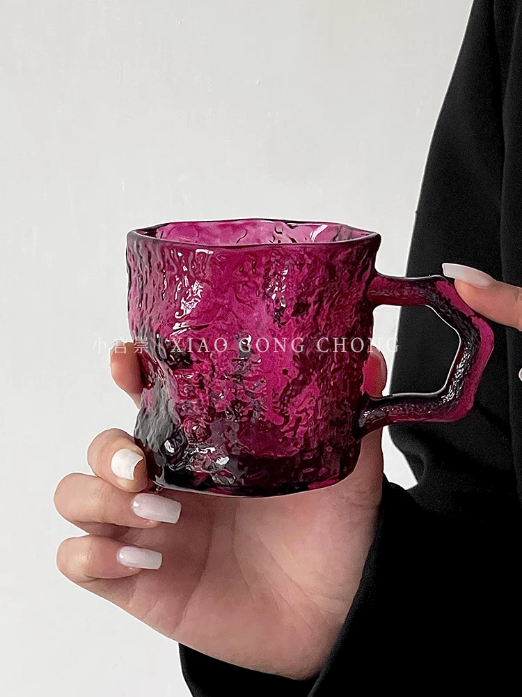 Ly thủy tinh màu đỏ hồng kiểu Ins có tay cầm, thẩm mỹ cao, ly uống nước gia dụng, ly cà phê, ly nước lạnh, ly sữa.