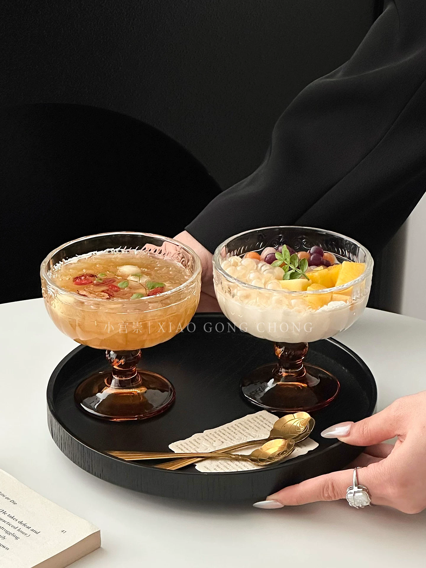 Ly kem kiểu Pháp nổi bật, ly tráng miệng cao bằng thủy tinh cổ điển, bát sữa chua trái cây sang trọng, bát kem.