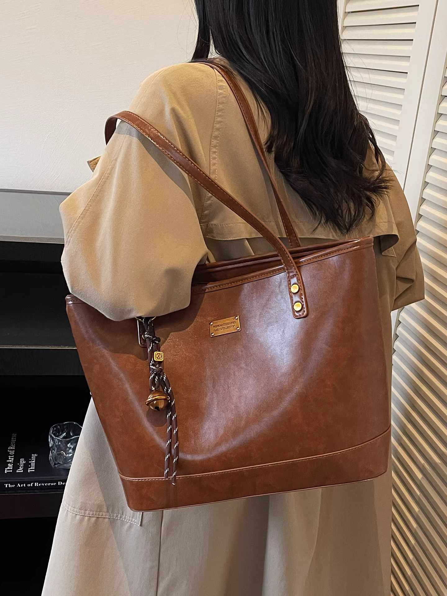 Túi xách nữ dung tích lớn, đa năng mùa thu đông, kiểu dáng mới 2025, túi đeo vai đơn giản cổ điển, chất liệu cao cấp, túi tote đi làm