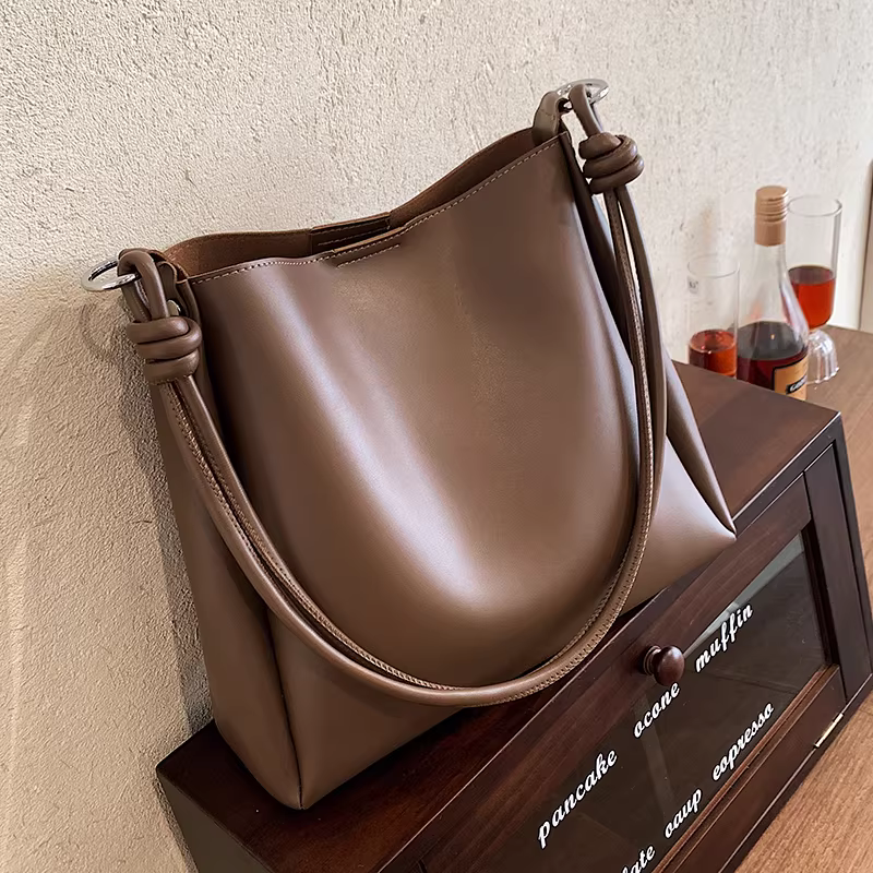 Những mẫu túi xách nữ được ưa chuộng năm nay là túi đeo vai thời trang retro mùa xuân hè 2025 mới, dung tích lớn, có họa tiết, kiểu dáng túi xô mẹ và con gái.