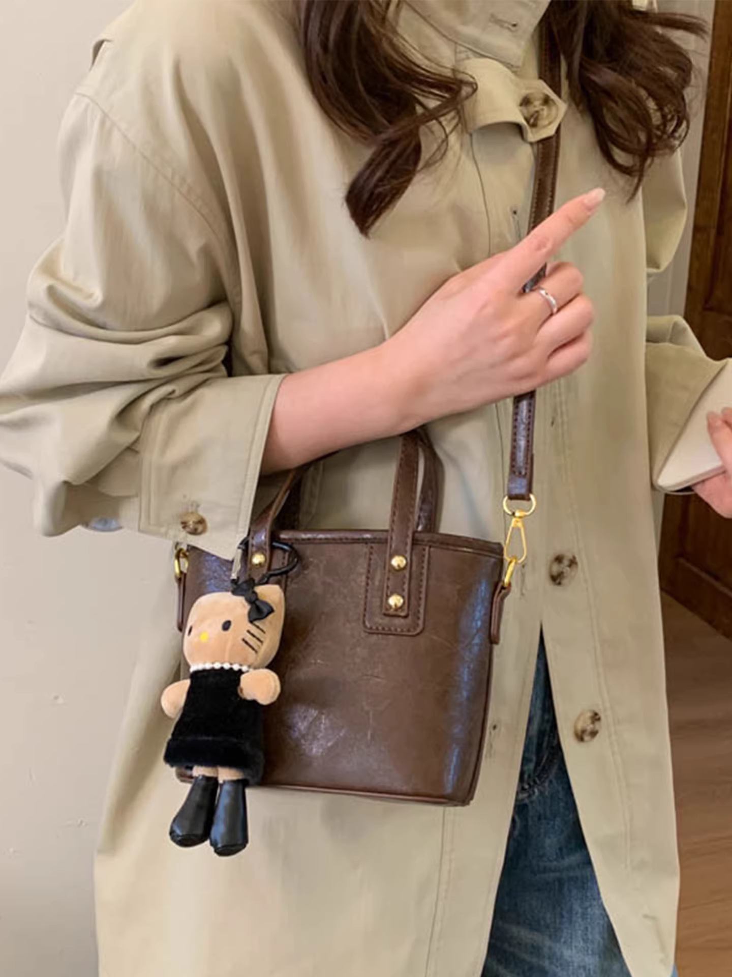 Những chiếc túi nhỏ thời thượng dành cho nữ năm nay là xu hướng thu đông retro 2025, túi đeo chéo một bên vai, túi đeo vai kiểu xô, phong cách giản dị.