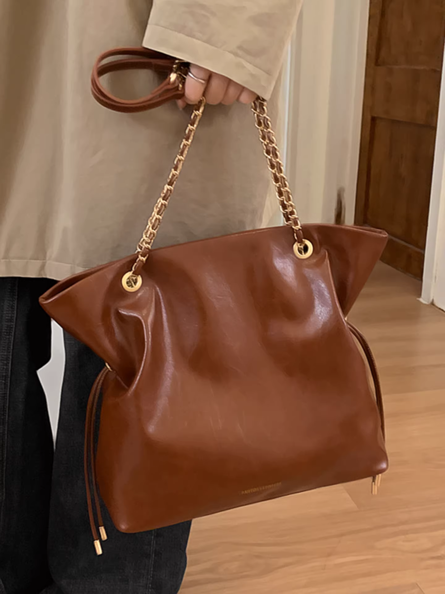 Túi đeo chéo nữ retro, dung tích lớn, mẫu mới thu đông 2025, đa năng, xếp ly, dây rút, thích hợp đi làm và đi làm hàng ngày