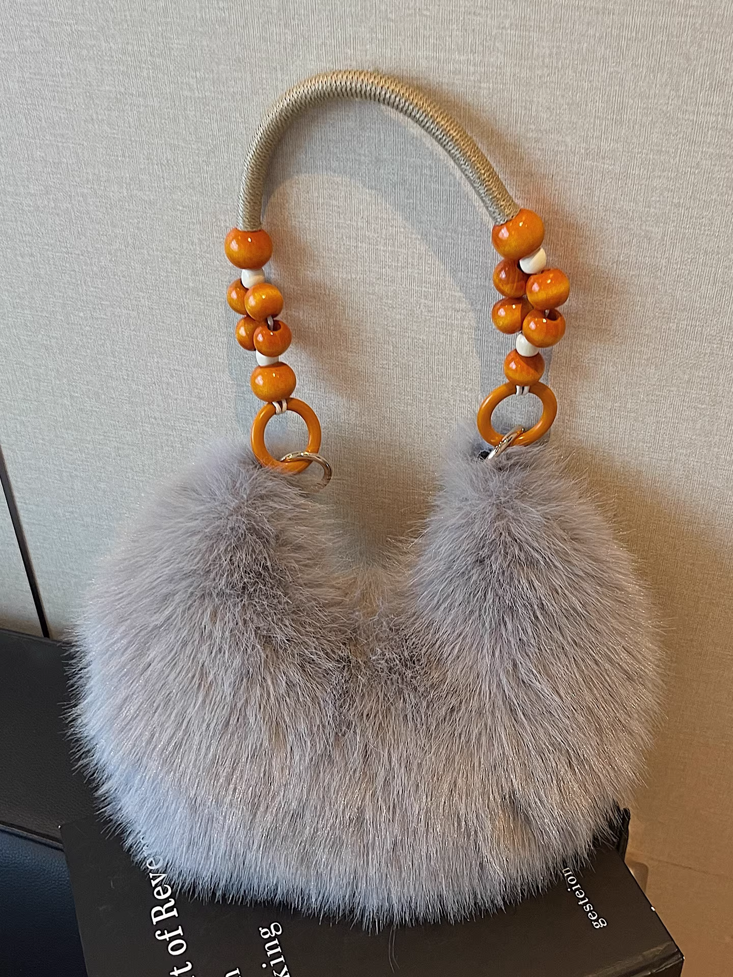 Túi xách lông mềm dành cho nữ, dung tích lớn, mẫu mới thu đông 2025, túi đeo vai, túi lông xù đeo nách, túi bánh bao cao cấp và thời trang.