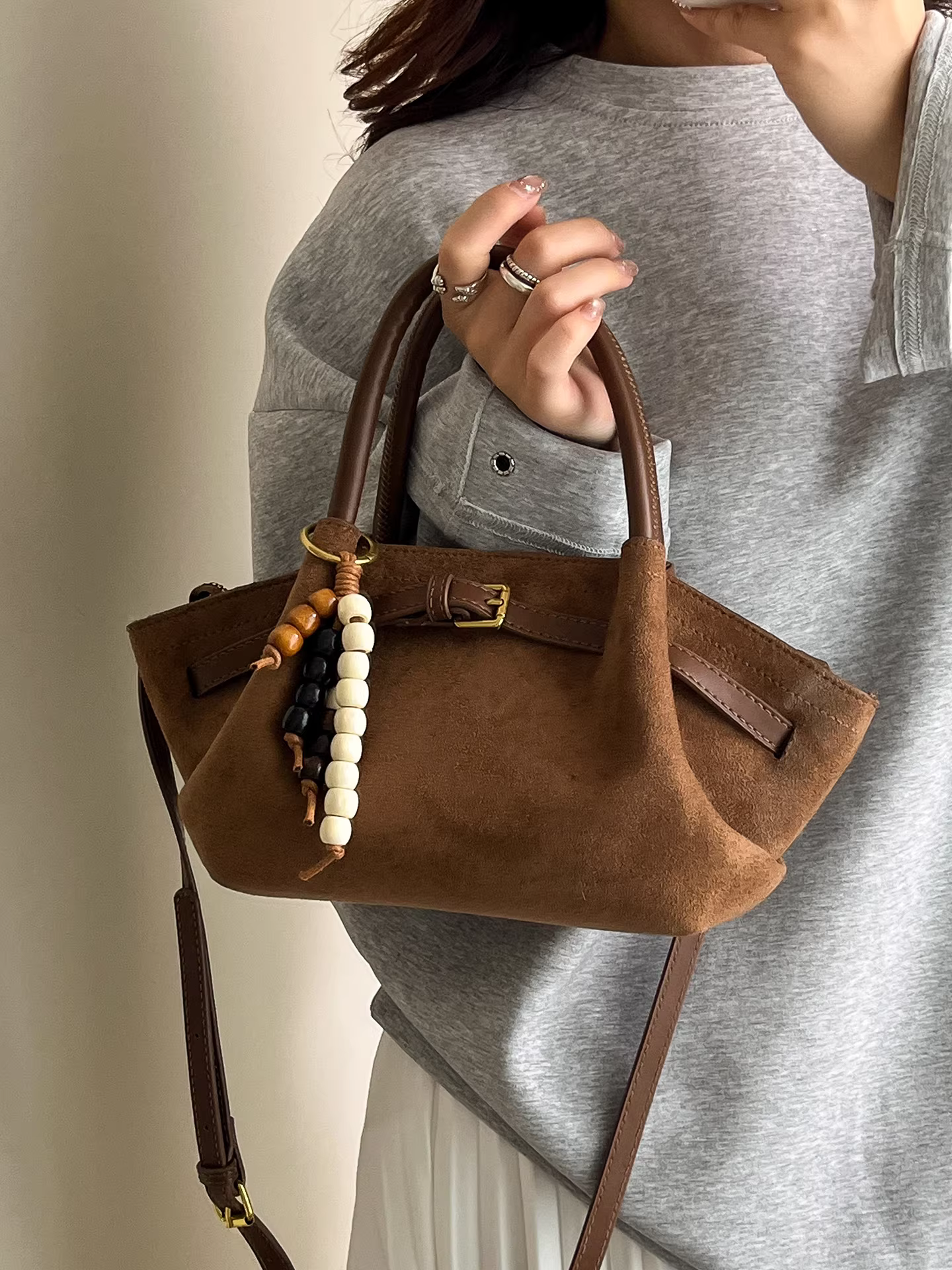 Túi da lộn nữ, mẫu thu đông 2025 mới, phong cách giản dị, kiểu retro mờ, đeo chéo, cầm tay, túi tote xếp ly