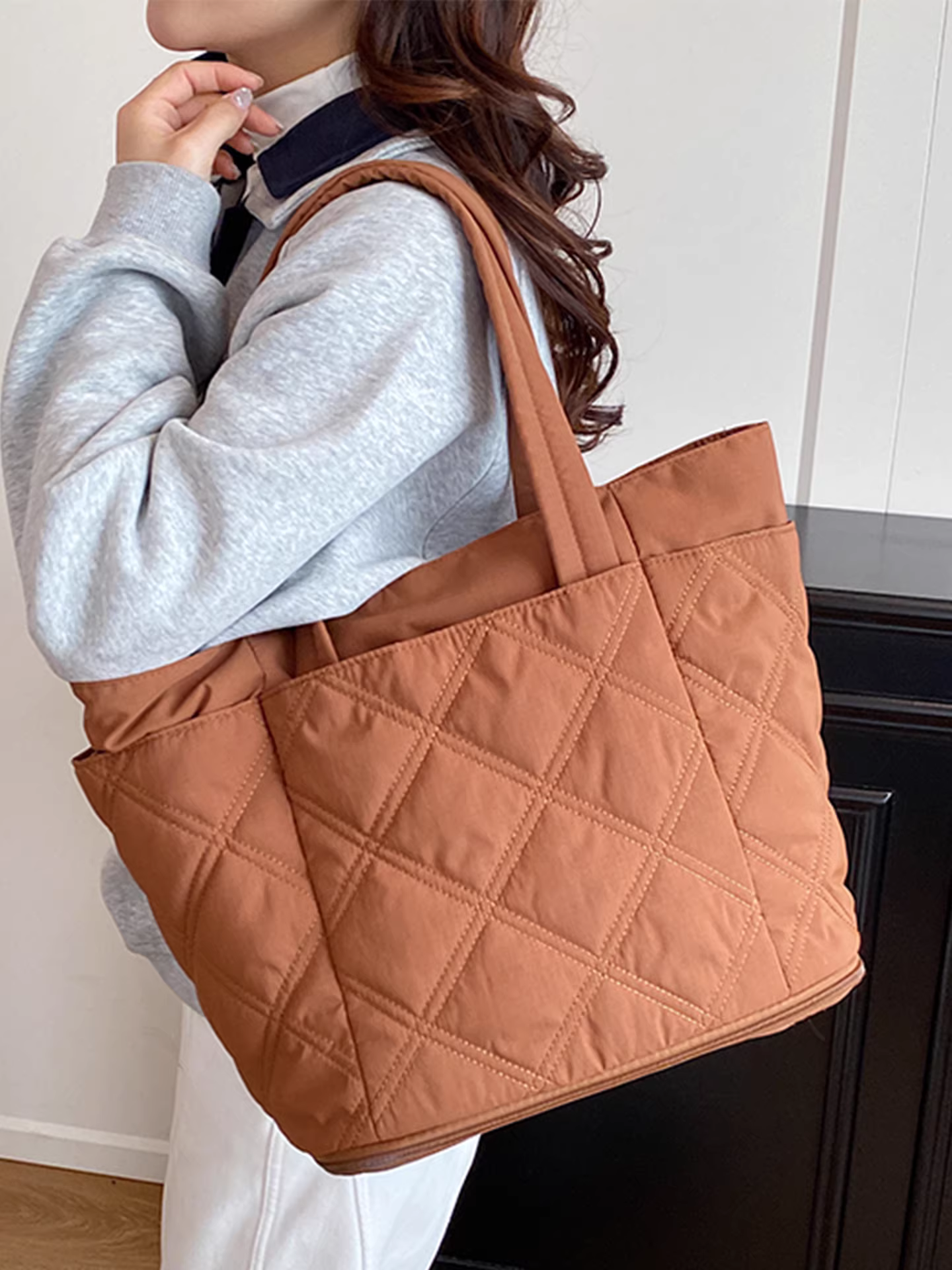Túi vải chần bông dung tích lớn dành cho nữ, túi đeo vai đa năng mới mùa thu đông 2025, túi tote dành cho sinh viên đại học đi học và đi làm.
