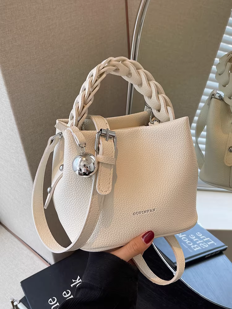 Những mẫu túi xách thời thượng được ưa chuộng năm nay dành cho nữ năm 2025, túi đeo chéo đa năng mùa thu đông với thiết kế thời trang và túi xách tay kiểu xô.