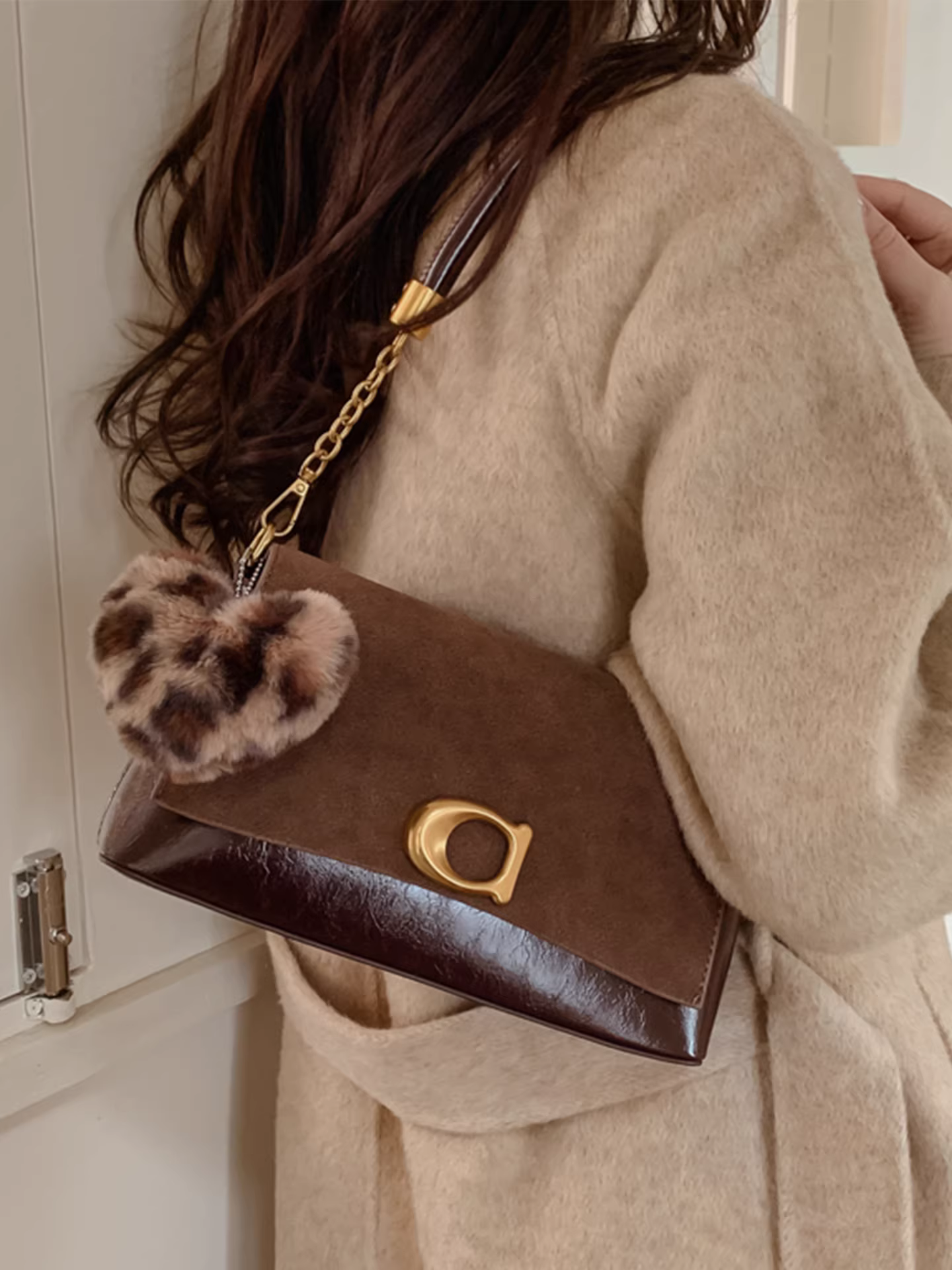 Túi đeo chéo nữ phong cách retro, chất liệu mờ, dung tích lớn, thiết kế độc đáo mùa thu đông 2025, túi vuông nhỏ đeo vai/nách.