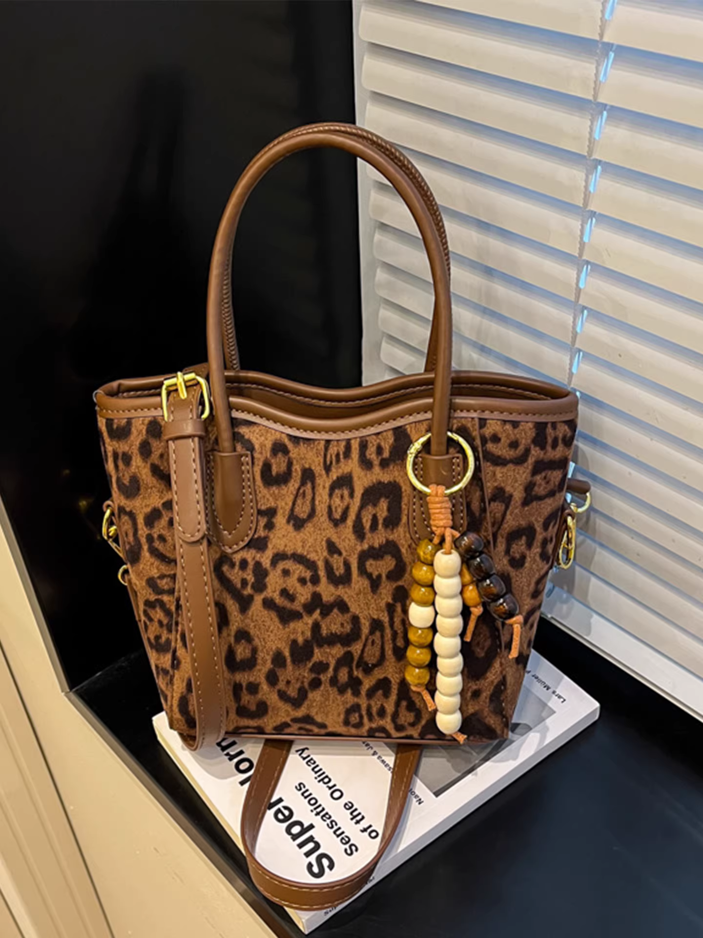 Túi da lộn nữ, mẫu mới thu đông 2025, thiết kế cá tính độc đáo, họa tiết da báo, túi đeo chéo, túi bucket retro thời thượng