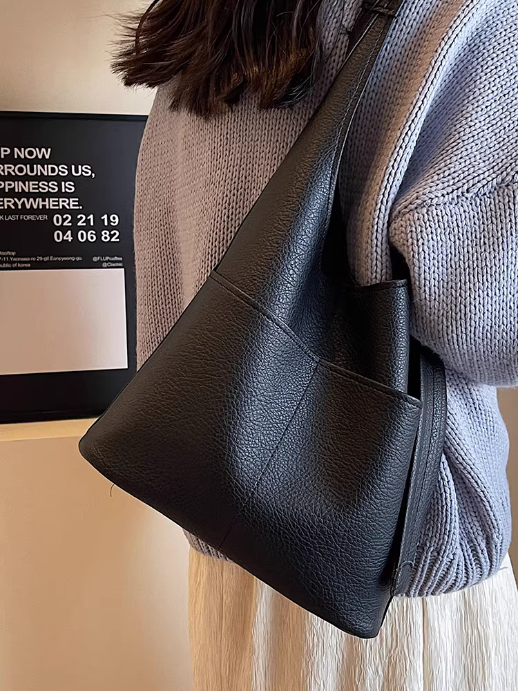 Những mẫu túi xách nữ được ưa chuộng năm nay là túi đeo chéo đa năng, kiểu dáng mới năm 2025, dung tích lớn, kiểu dáng xô và túi tote mẹ và con gái.