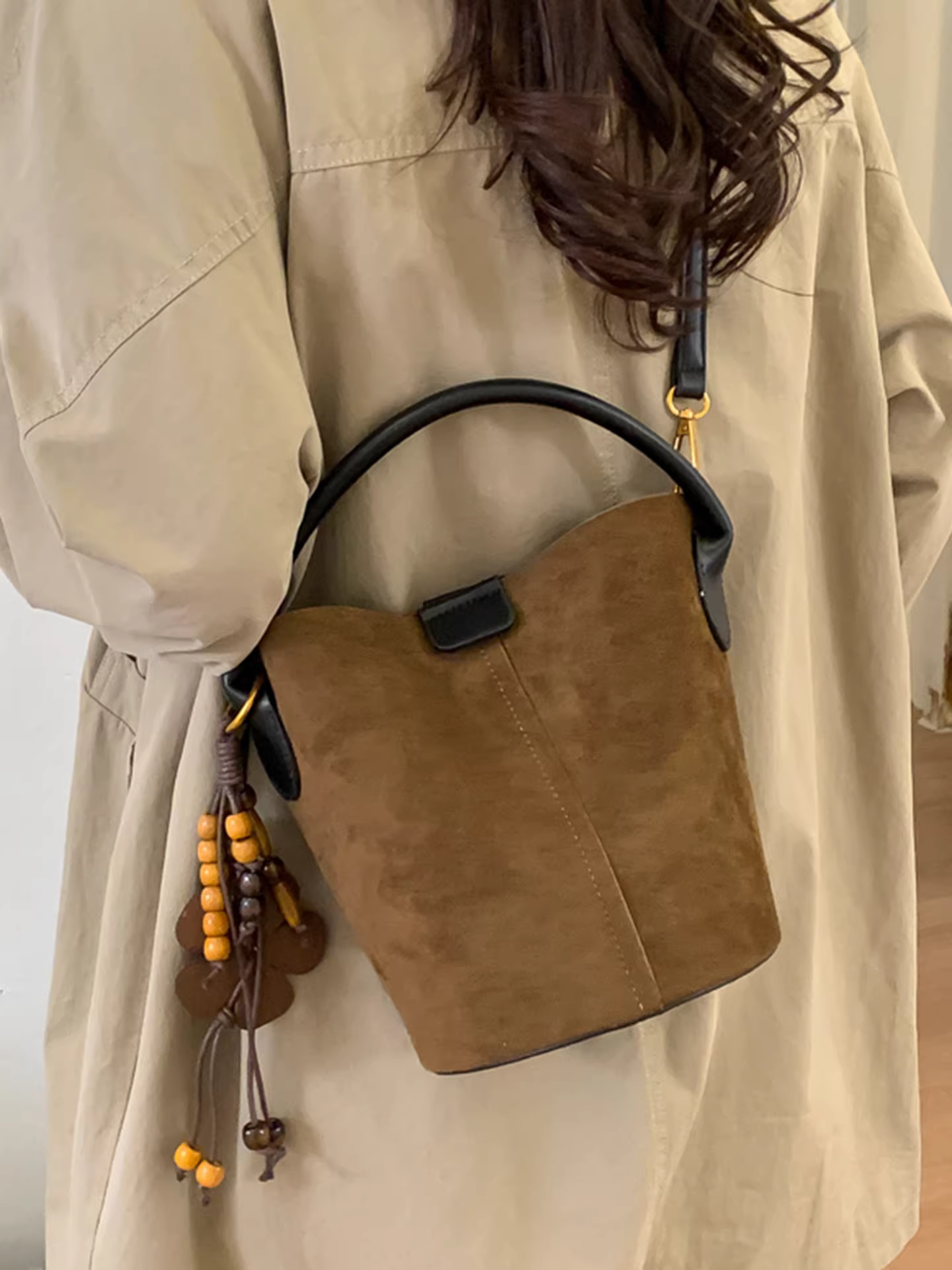 Những mẫu túi nhỏ phổ biến dành cho nữ năm nay, mẫu mới thu đông 2025, túi đeo chéo retro mờ, túi xách mẹ và con gái, túi xách dạng xô cầm tay.