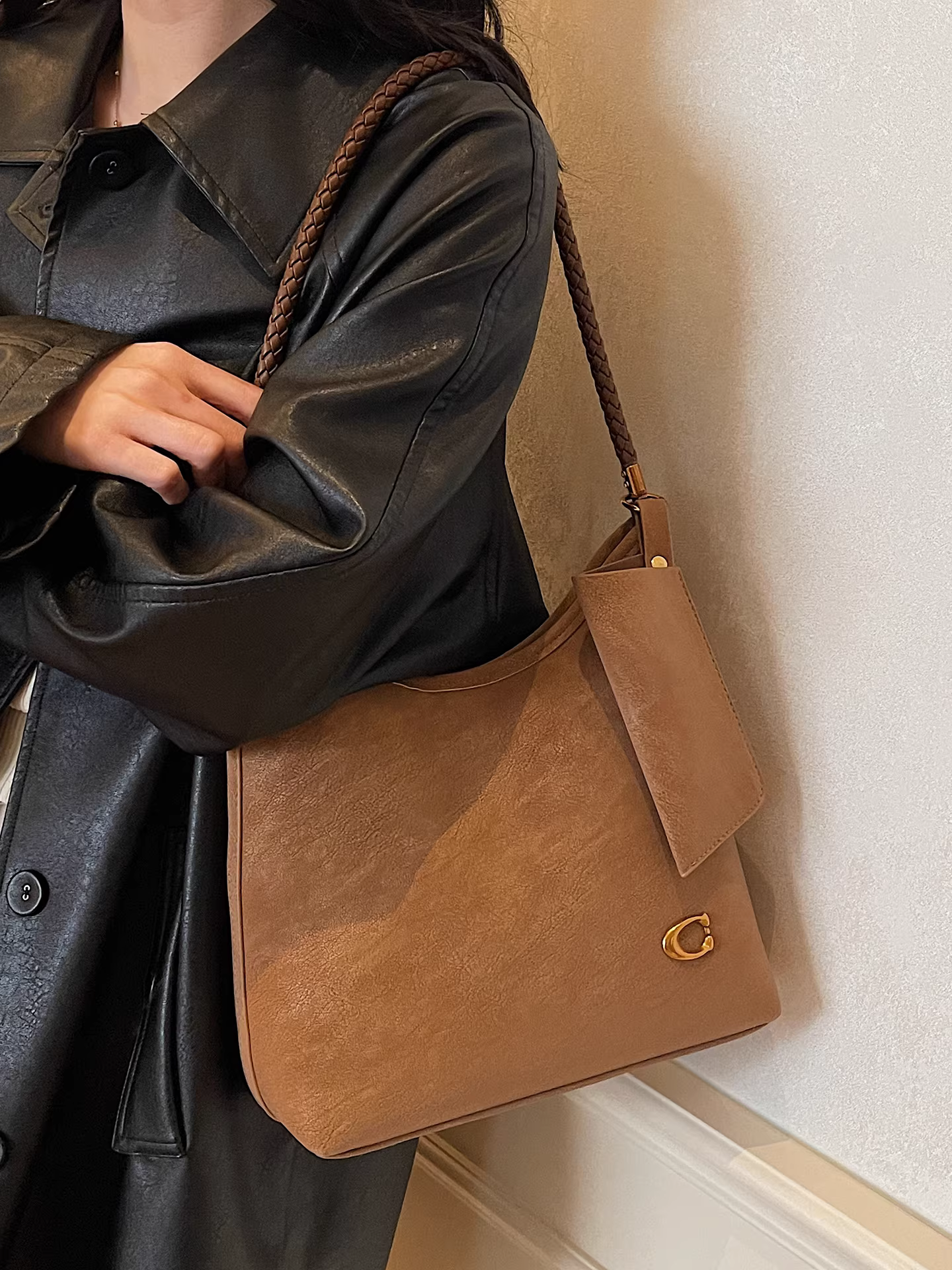 Túi đeo vai retro cỡ lớn dành cho nữ, đa năng cho mùa thu đông, mẫu túi đeo vai thường ngày mới năm 2025, túi xô đang thịnh hành năm nay