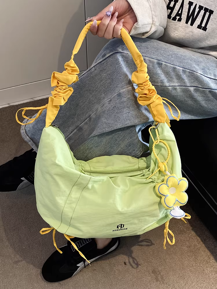 Túi vải bố cỡ lớn mới năm 2025 dành cho nữ, túi đeo chéo đa năng mùa xuân hè, túi bánh bao xếp ly giản dị đi làm