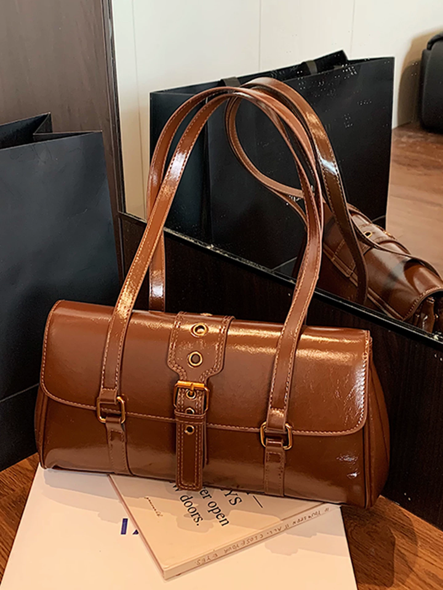 Túi xách nữ cỡ lớn, phong cách retro thu đông 2025, túi đeo vai/nách thời trang, chất liệu cao cấp, kiểu dáng túi gối tiện dụng đi làm