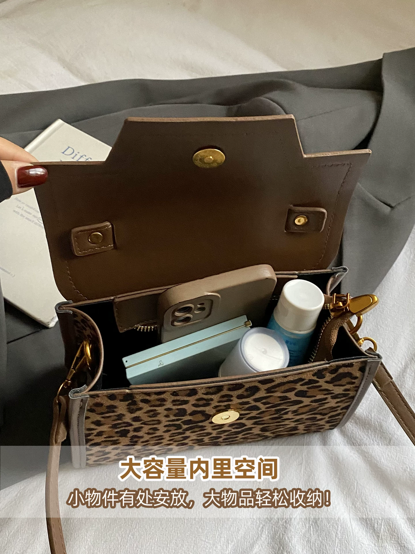 Túi nhỏ phong cách retro mờ nhám dành cho nữ, mẫu mới thu đông 2025, đa năng, họa tiết da báo siêu hot, túi đeo chéo, túi vuông nhỏ cầm tay phong cách Hàn Quốc.