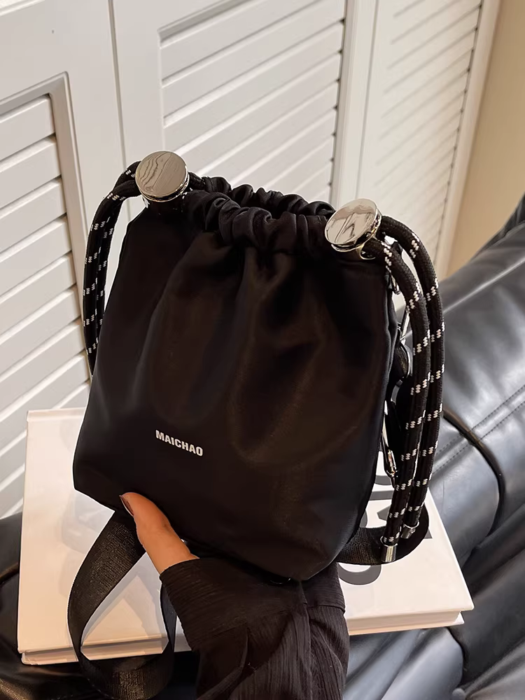 Túi vải canvas nữ, kiểu mới thu đông 2025, thiết kế độc đáo thời thượng, túi đeo chéo một bên vai, túi xách dạng xô cao cấp và sành điệu.