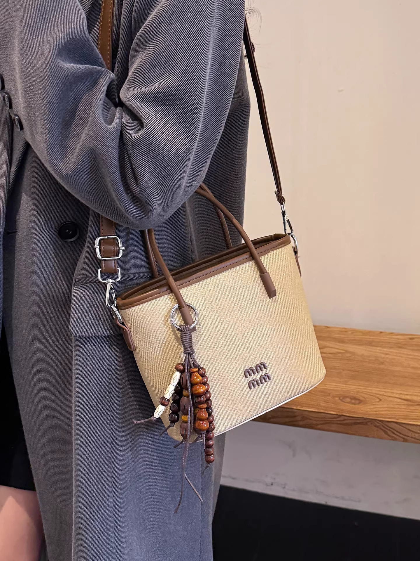 Những chiếc túi nhỏ phổ biến năm nay dành cho nữ rất đa năng trong mùa thu đông. Túi đeo chéo siêu hot theo phong cách retro mới năm 2025 là một chiếc túi xô kiểu Hàn Quốc.