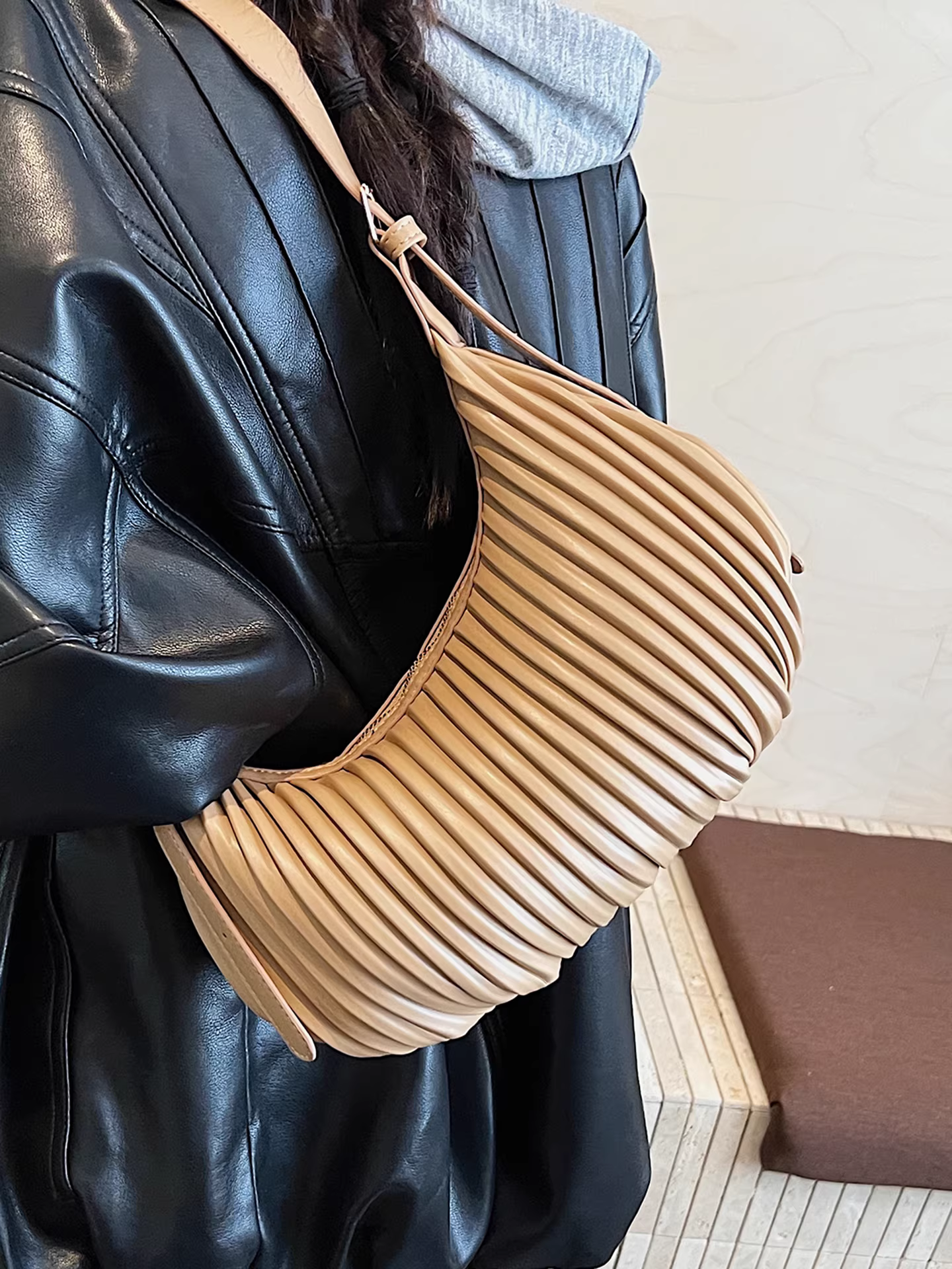 Túi xếp ly nữ, dung tích lớn, thiết kế độc đáo thu đông 2025, túi đeo chéo retro, túi đeo vai/nách kiểu bánh bao.