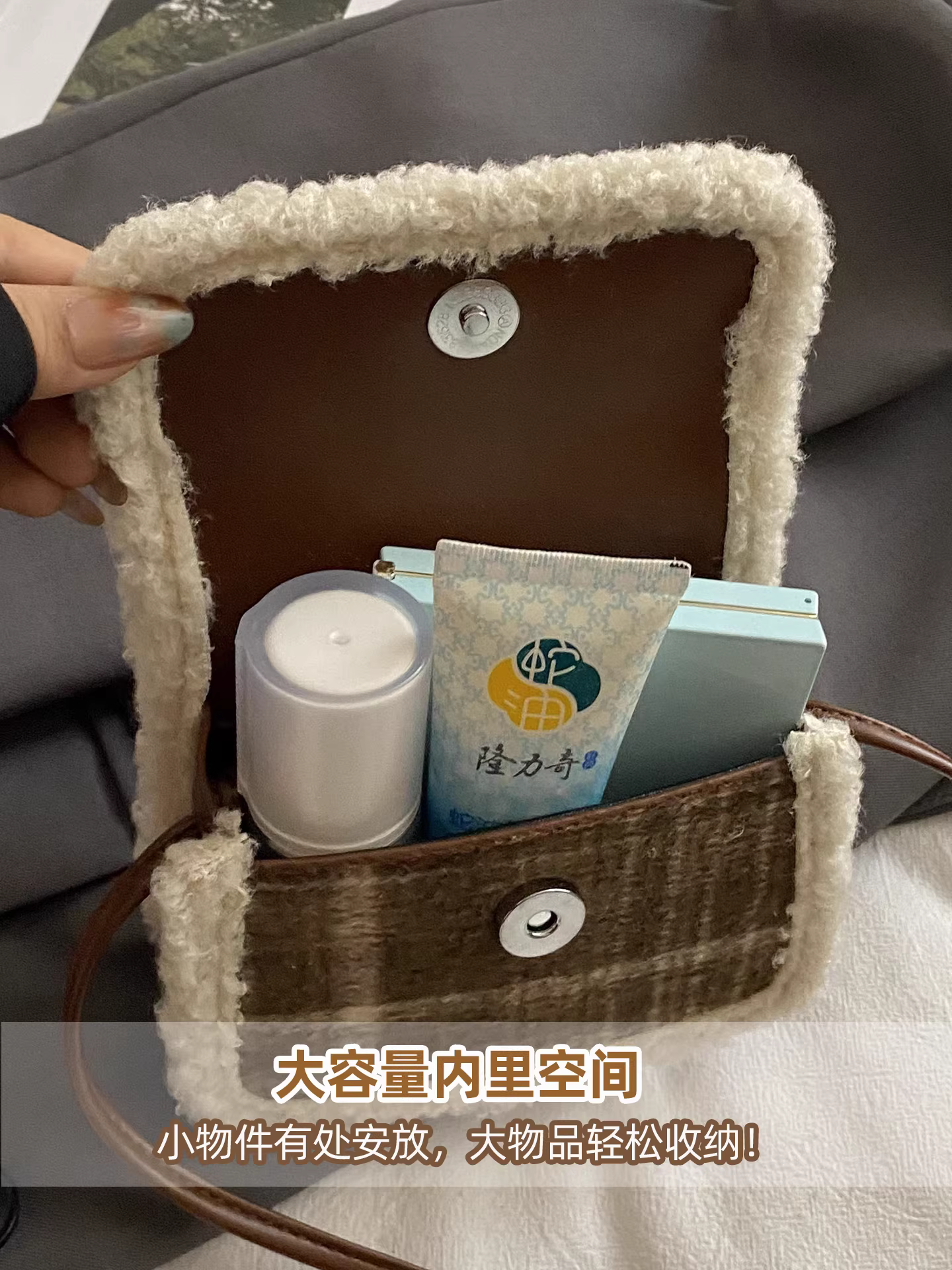 Túi mini cao cấp dành cho nữ, kiểu mới thu đông 2025, túi đeo chéo lông cừu mềm mại có nơ, túi vuông nhỏ.