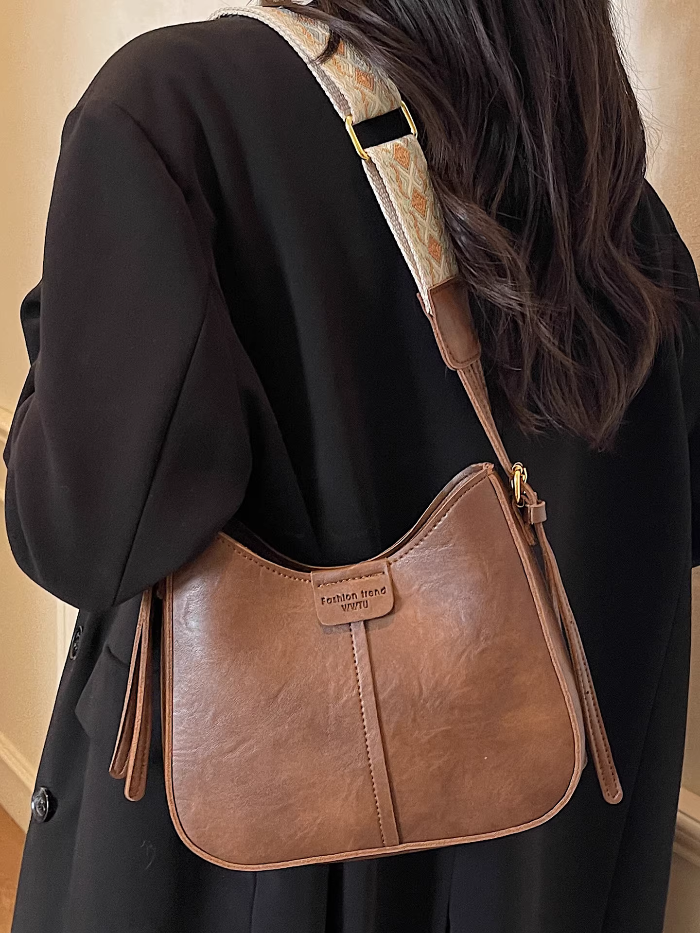 Túi xách nữ hot trend năm nay 2025, mẫu thu đông mới, đa năng, phong cách retro, túi đeo chéo quai rộng, kiểu Hàn Quốc, túi bucket