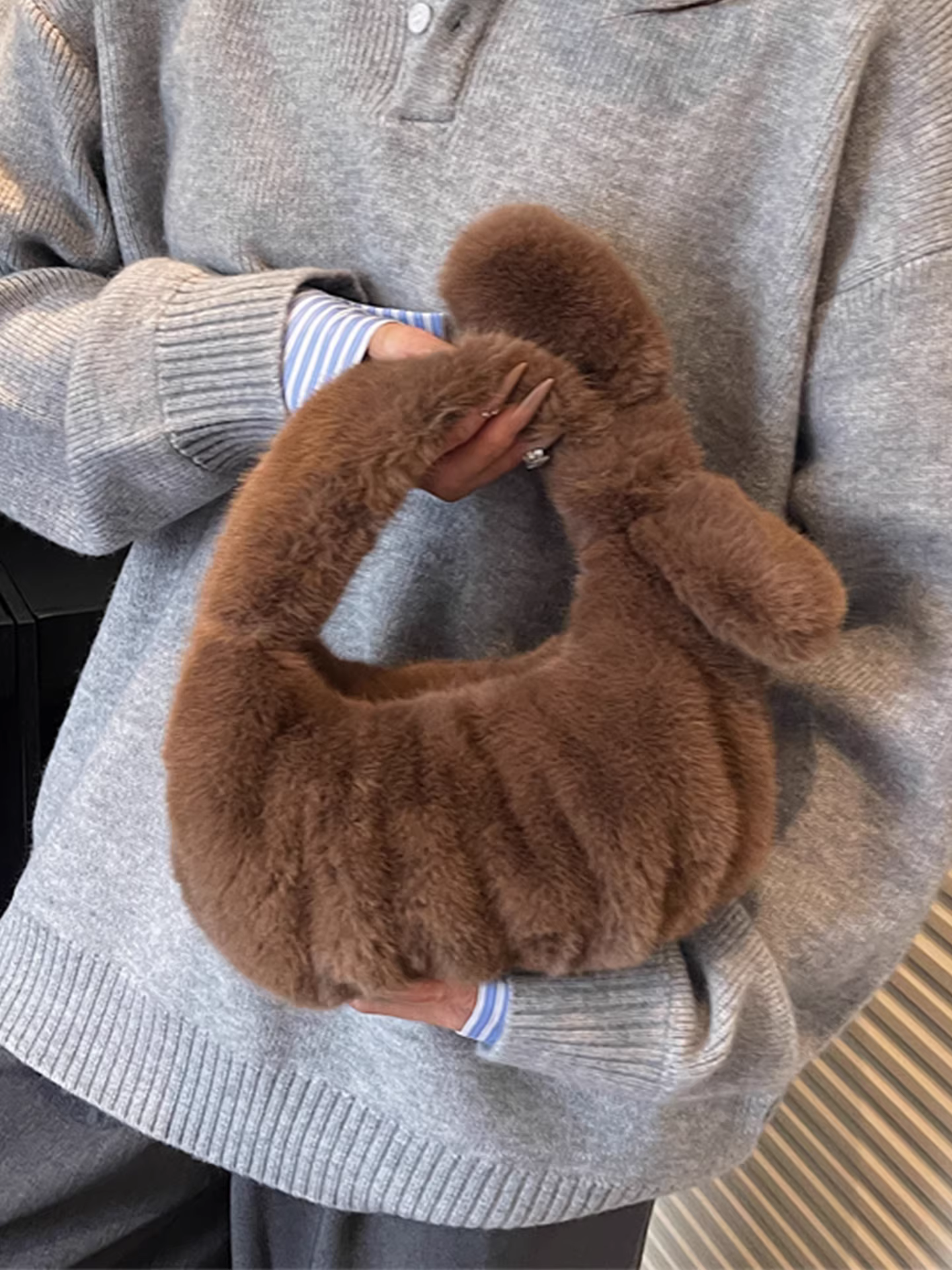 Túi xách lông thú cao cấp dành cho nữ, mẫu mới thời trang thu đông 2025, túi xách lông mềm kiểu bánh bao cao cấp.