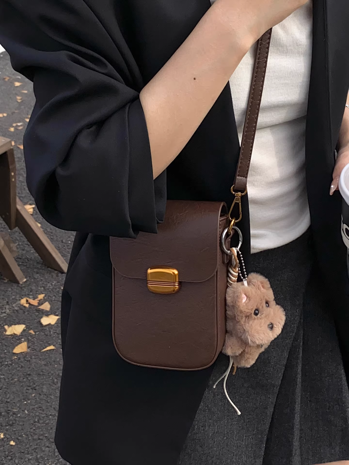 Túi nhỏ siêu hot dành cho nữ, phong cách retro thu đông 2025, túi đeo chéo đa năng, túi điện thoại hot trend mạng xã hội, phong cách ins.