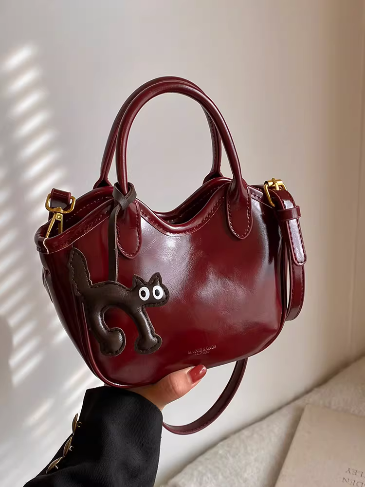 Những mẫu túi xách thời thượng được ưa chuộng năm nay dành cho nữ, túi đeo chéo thiết kế độc đáo theo phong cách retro 2025, túi xách tay dáng xô mùa thu đông.