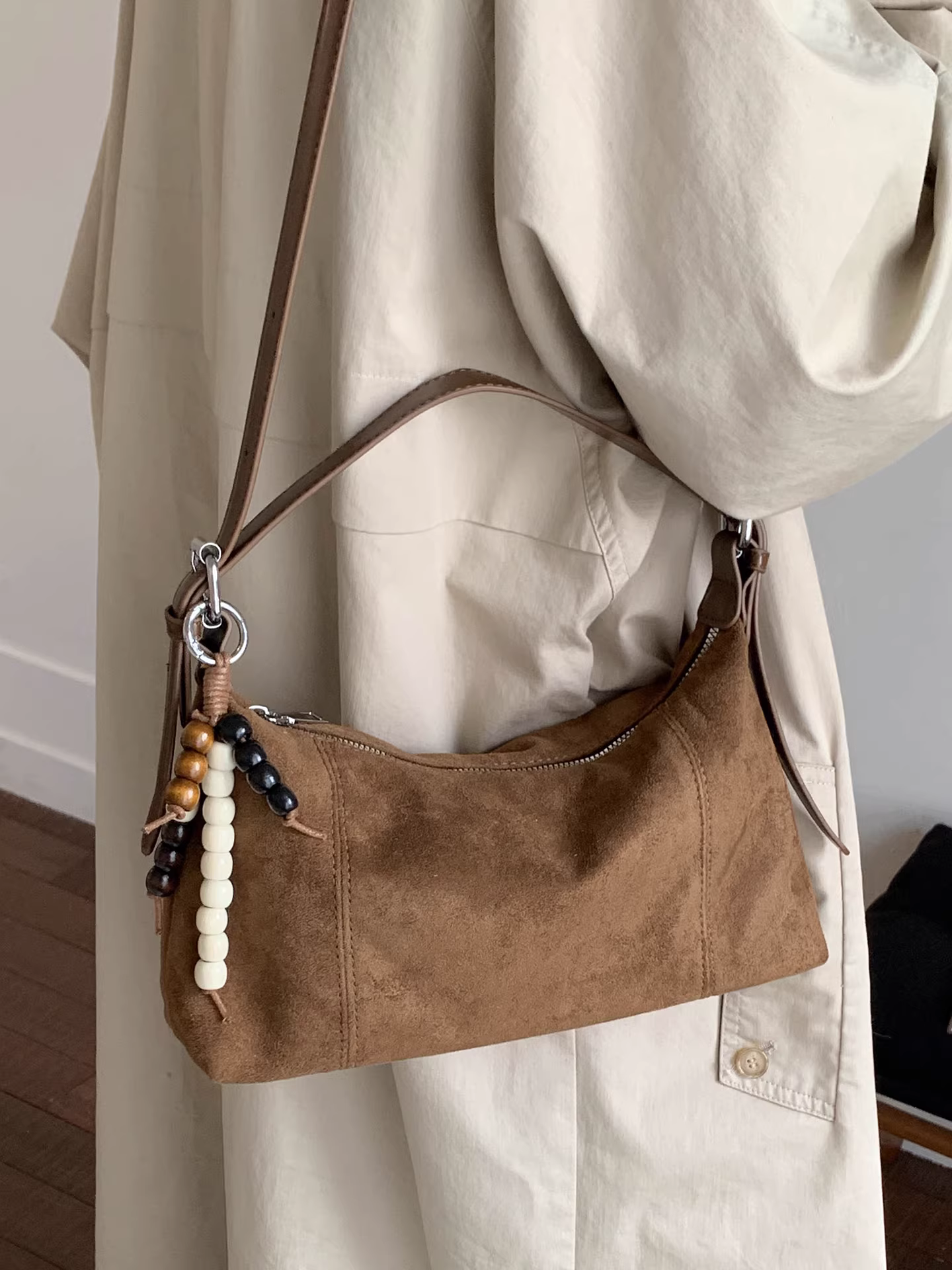 Túi da lộn nữ, dung tích lớn, mẫu mới thu đông 2025, thiết kế độc đáo đa năng, túi đeo chéo kiểu retro mờ.