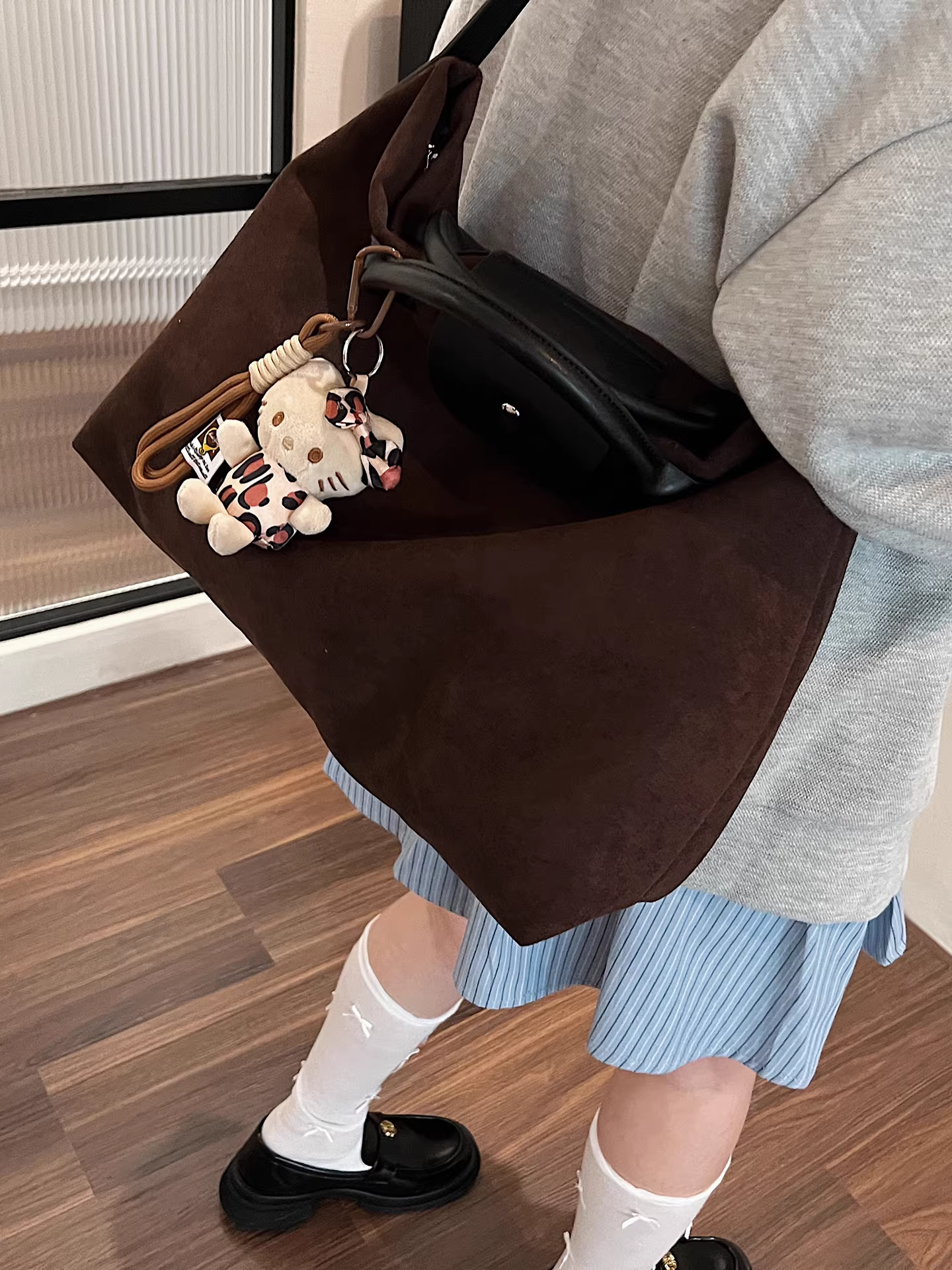 Túi da lộn nữ, dung tích lớn, mẫu mới hè 2025, kiểu retro đeo chéo một bên vai, túi tote cao cấp đi làm