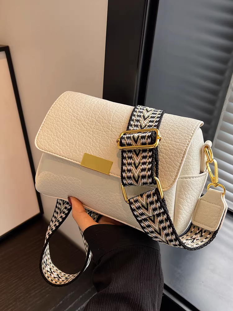 Những mẫu túi nhỏ phổ biến dành cho nữ năm nay năm 2025 là những mẫu túi đeo chéo vai đơn giản và đa năng, có dây đeo rộng, chất liệu thời thượng, túi vuông nhỏ được ưa chuộng.