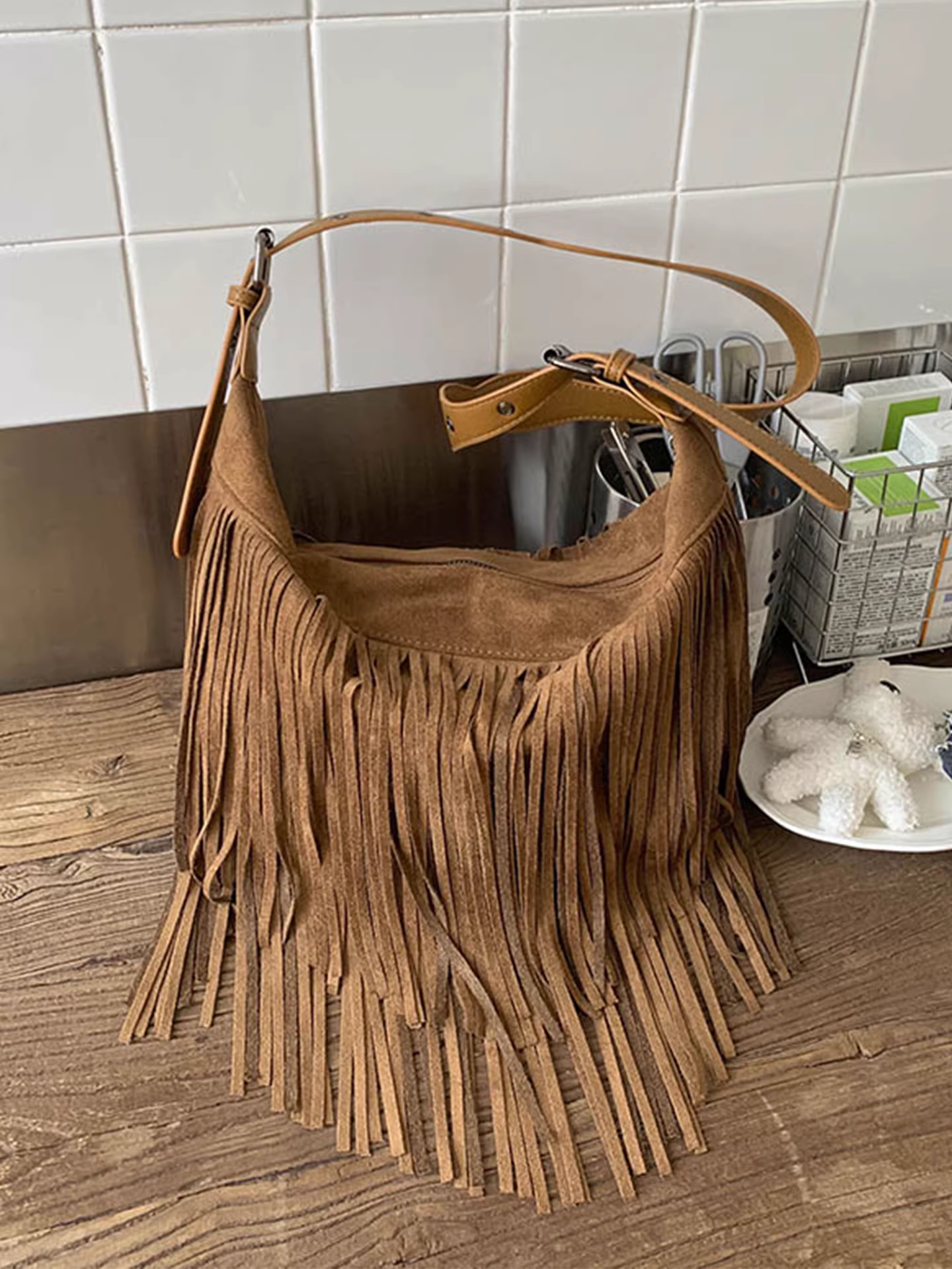 Túi xách nữ cỡ lớn mùa thu đông 2025 kiểu dáng mới mờ nhám retro độc đáo đeo chéo đi làm phối tua rua kiểu bánh bao