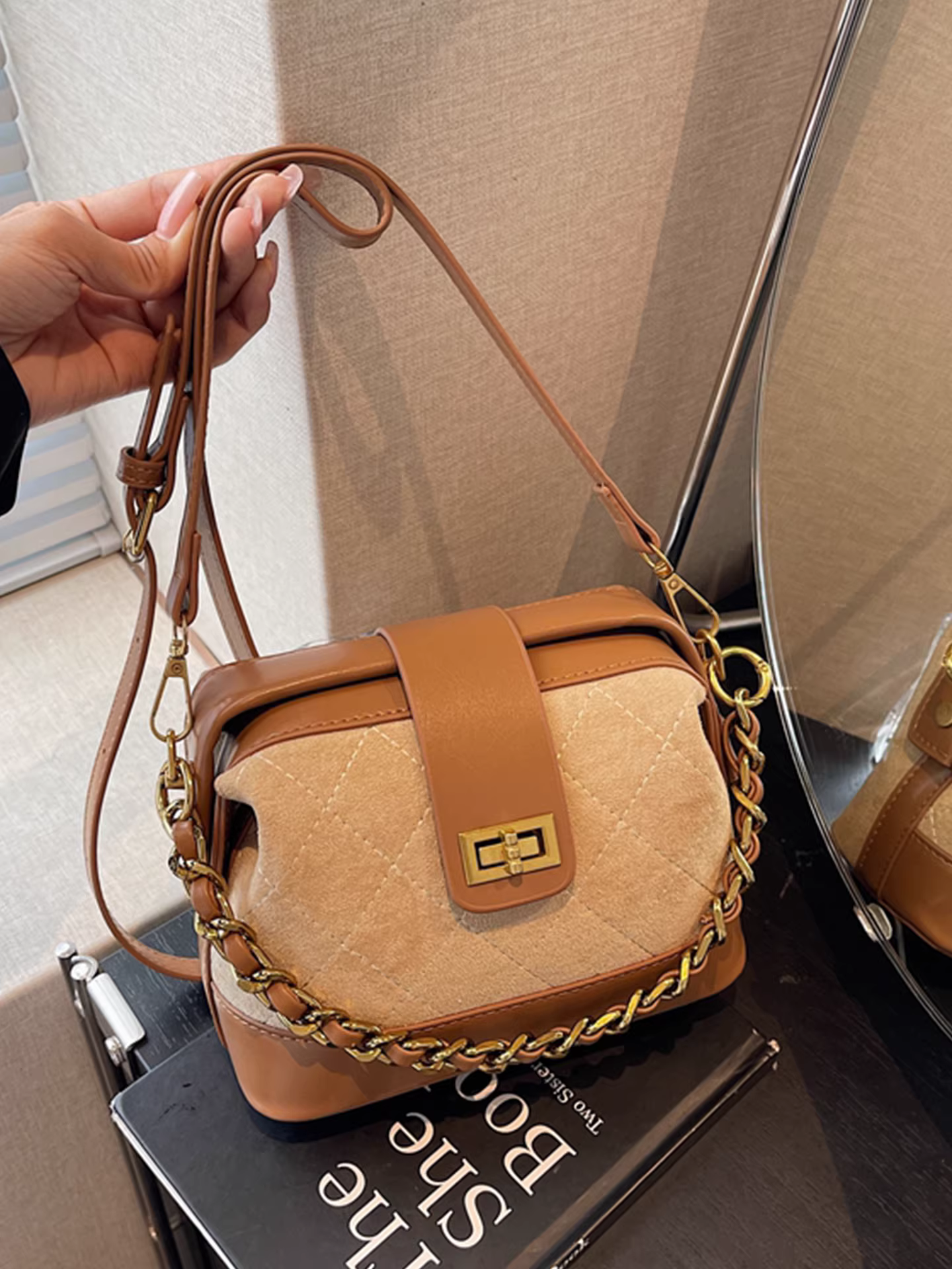 Túi da lộn nữ, mẫu mới thu đông 2025, thiết kế độc đáo, túi đeo chéo, kiểu Hàn Quốc, túi xô có dây xích và nắp gập.