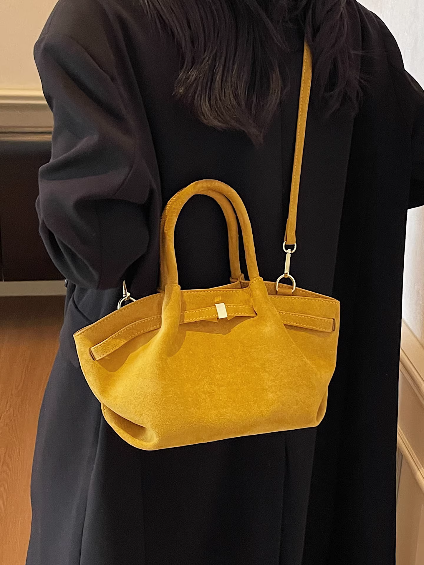 Túi đeo chéo nữ phong cách retro, chất liệu mờ, dung tích lớn, thiết kế độc đáo mùa thu đông 2025, túi tote xếp ly đi làm