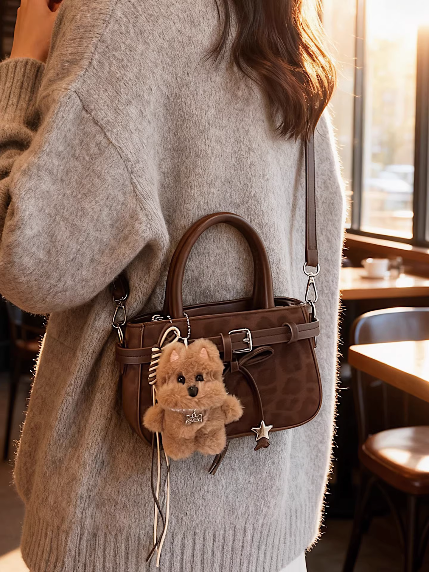 Túi xách nữ cao cấp, mẫu mới thu đông 2025, họa tiết da báo retro, túi đeo chéo, túi vuông nhỏ hot trend trên mạng xã hội.