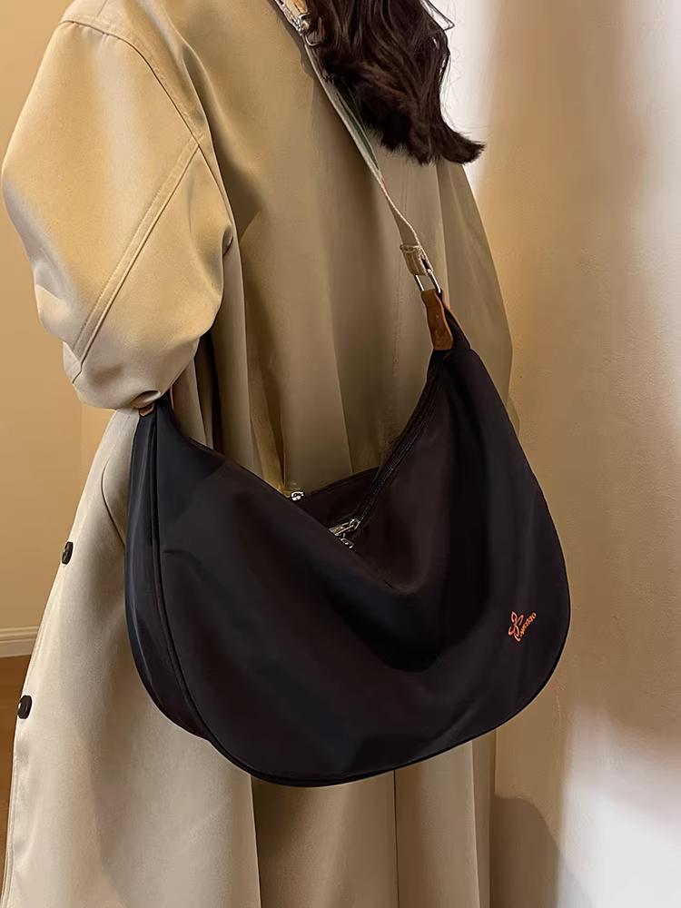 Túi nylon nữ, dung tích lớn, mẫu mới thu đông 2025, thiết kế độc đáo đa năng, đeo chéo một bên vai kiểu túi bánh bao.