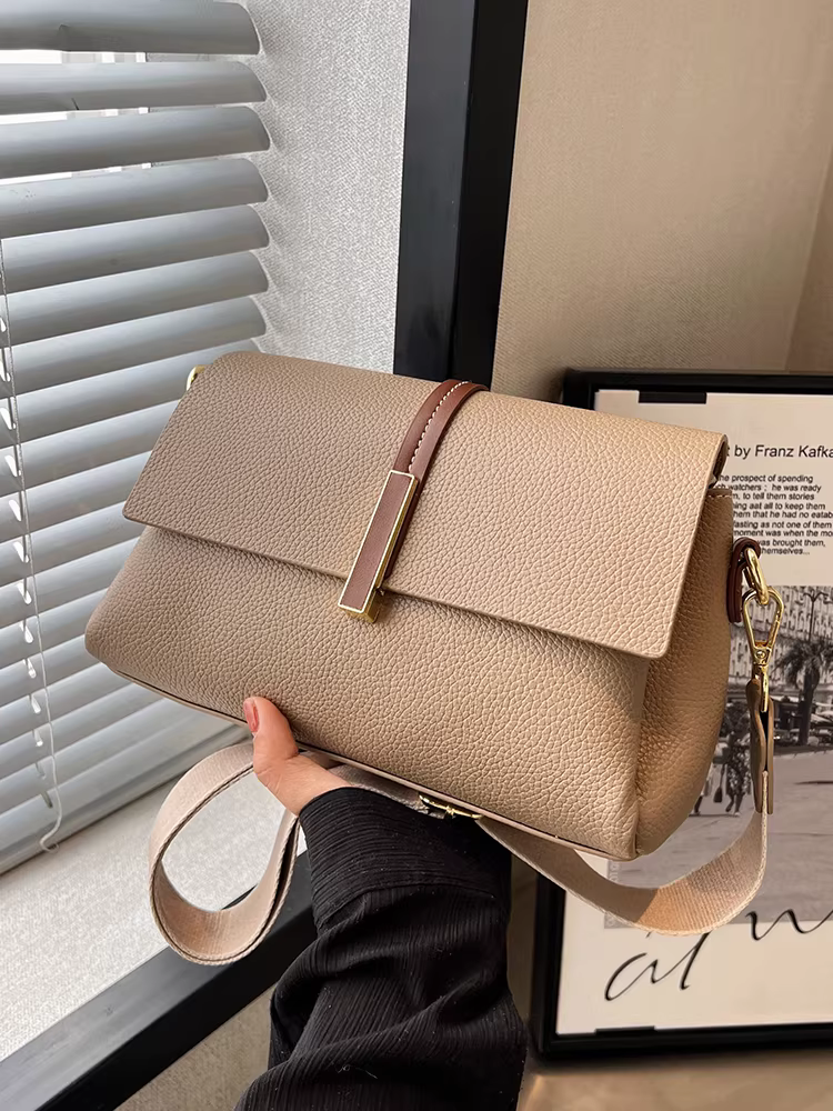 Những mẫu túi xách nữ được ưa chuộng mùa thu đông năm nay là những mẫu mới năm 2025 đa năng, mang lại cảm giác cao cấp, túi đeo chéo vai dây rộng, túi vuông nhỏ đang thịnh hành.