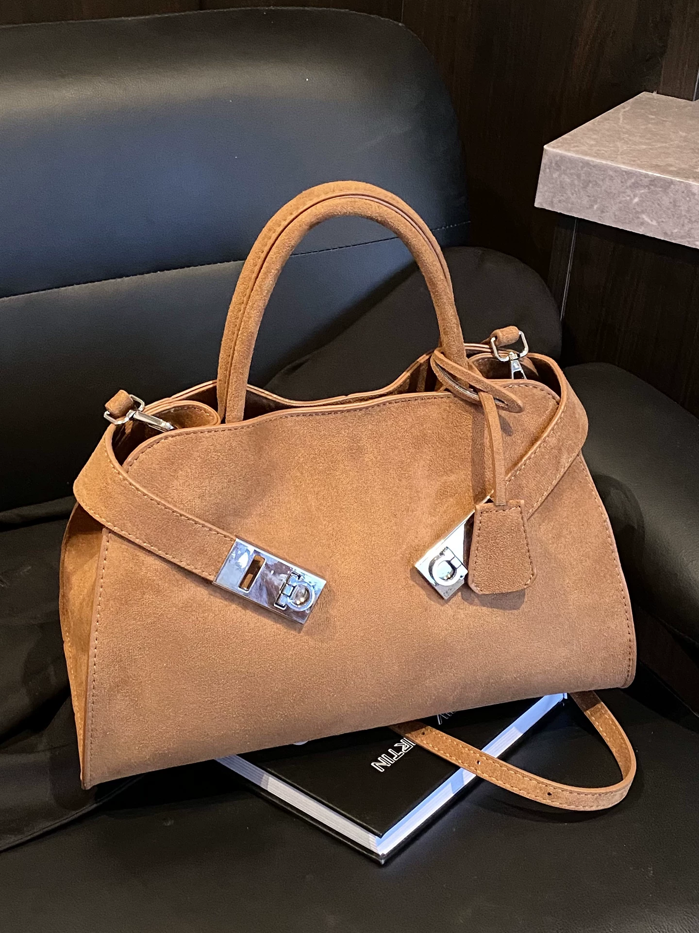 Túi da lộn dành cho nữ, sức chứa lớn, túi đeo chéo mùa thu đông 2025 mới lạ, túi tote cao cấp dành cho người đi làm