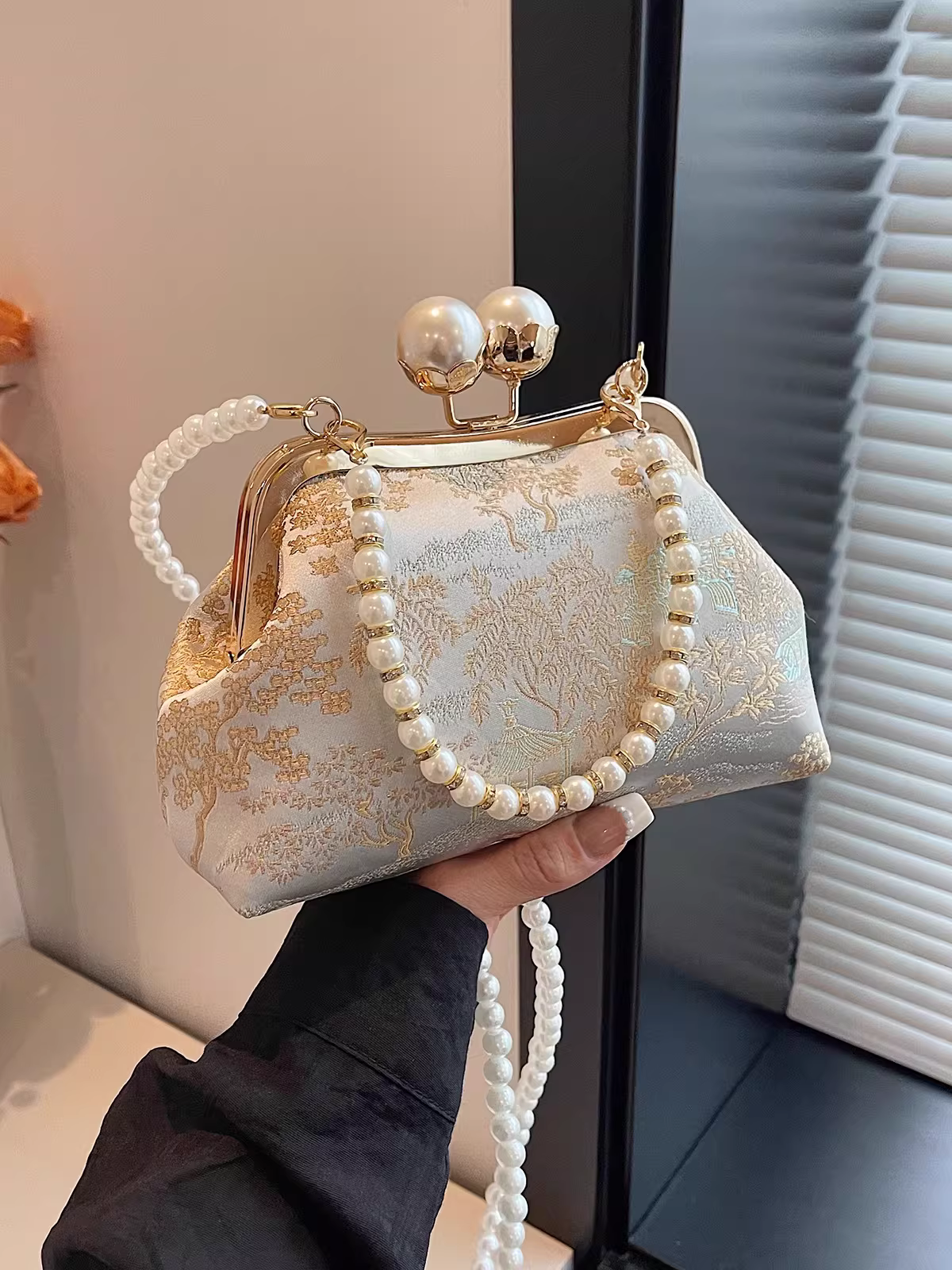 Túi vải thêu kiểu Trung Quốc mới dành cho nữ, túi đeo chéo ngọc trai độc đáo mùa hè 2025, túi khóa cao cấp và thời trang.