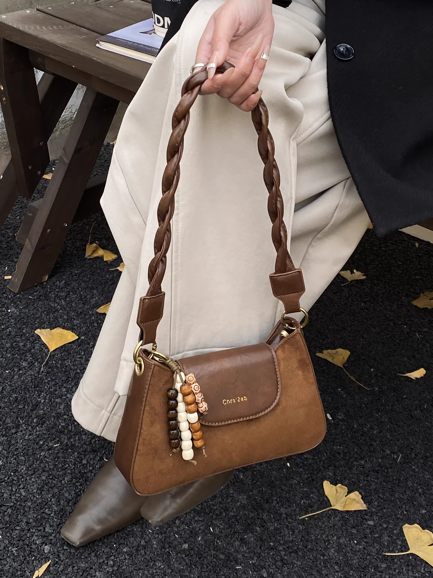 Túi xách nữ cao cấp, mẫu mới thu đông 2025, túi đeo chéo retro mờ, túi vuông nhỏ đeo vai/nách đang thịnh hành.