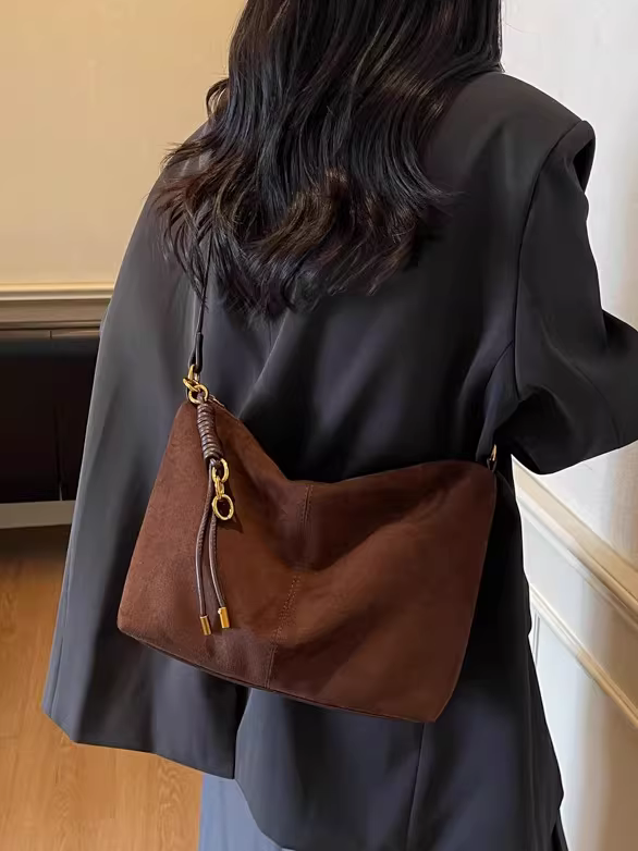Túi da lộn nữ, dung tích lớn, mẫu mới thu đông 2025, kiểu retro mờ, đeo chéo một bên vai, thích hợp đi làm và đi làm hàng ngày.